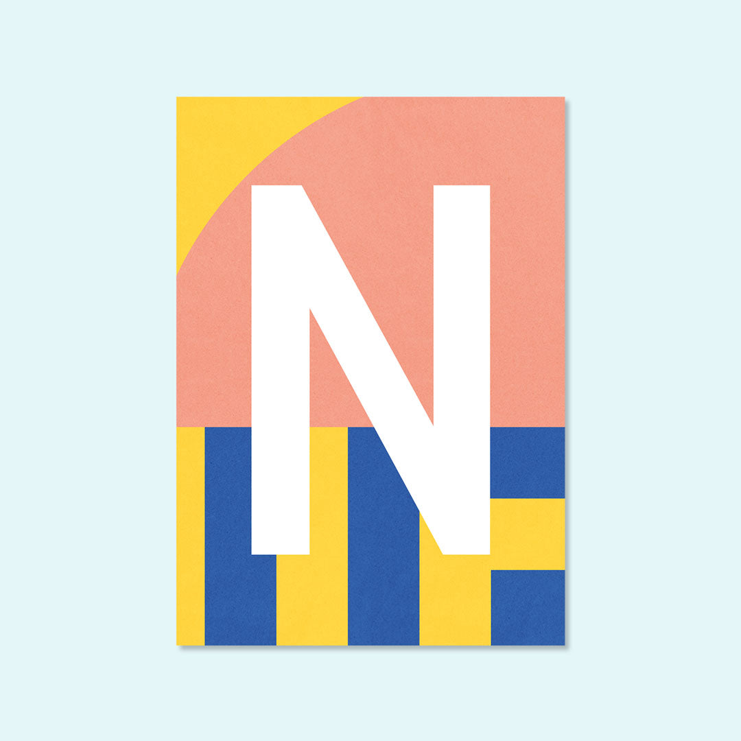 Bunte Buchstaben Postkarte "N" von Kleine Prints