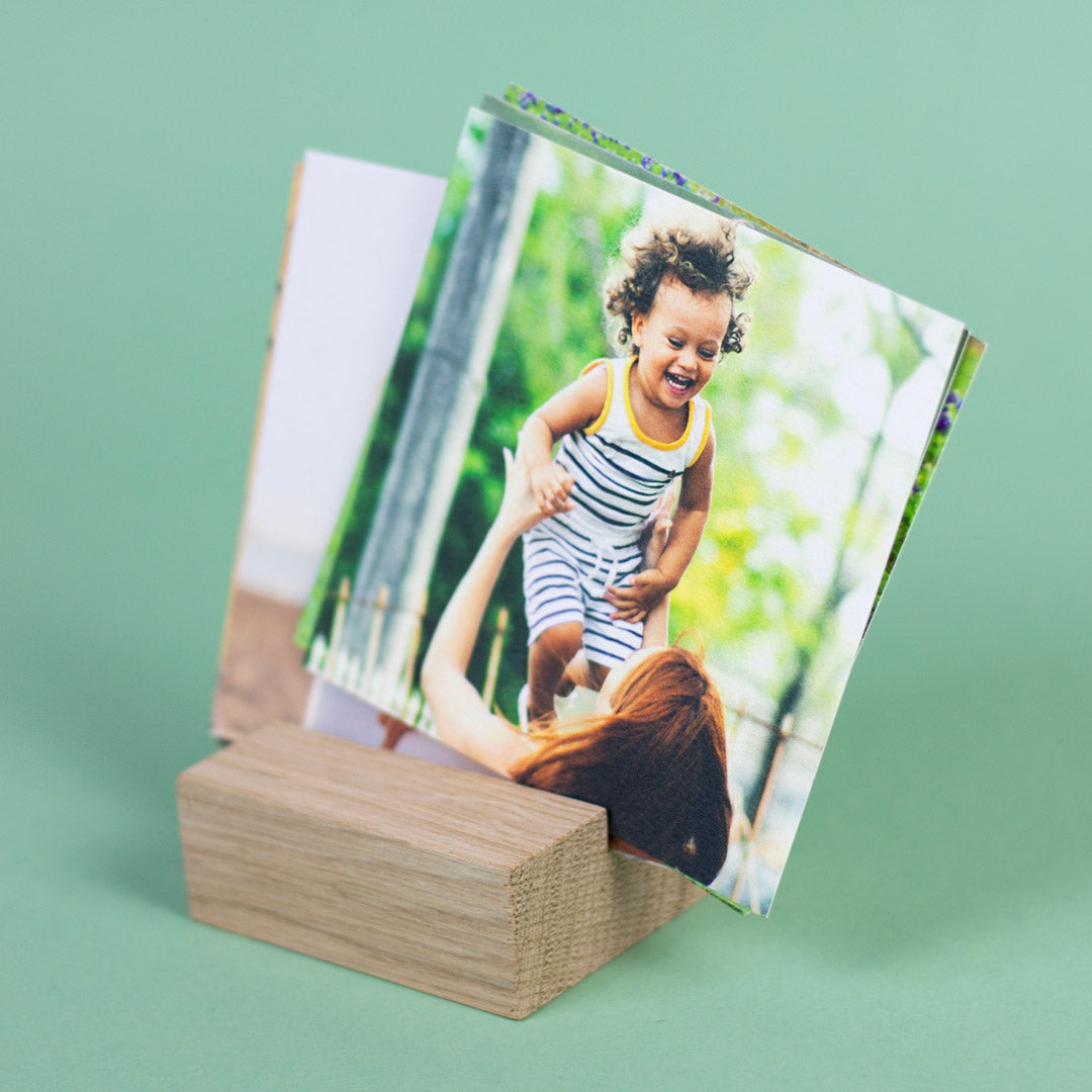 Quadratische Fotoprints im Set mit Holzhalter von Kleine Prints