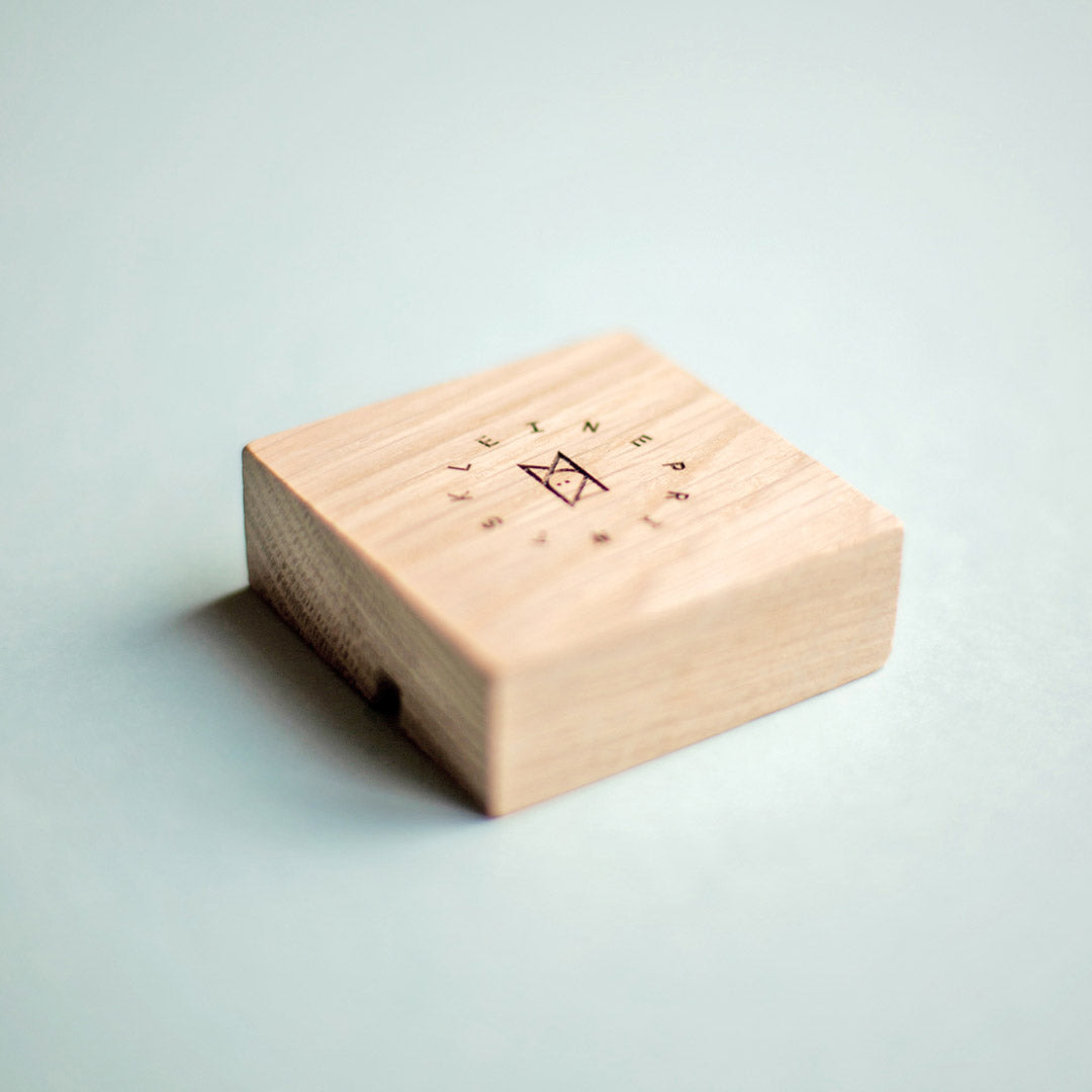 Hochwertiger Holzhalter Eiche mit Logogravur — Kleine Prints