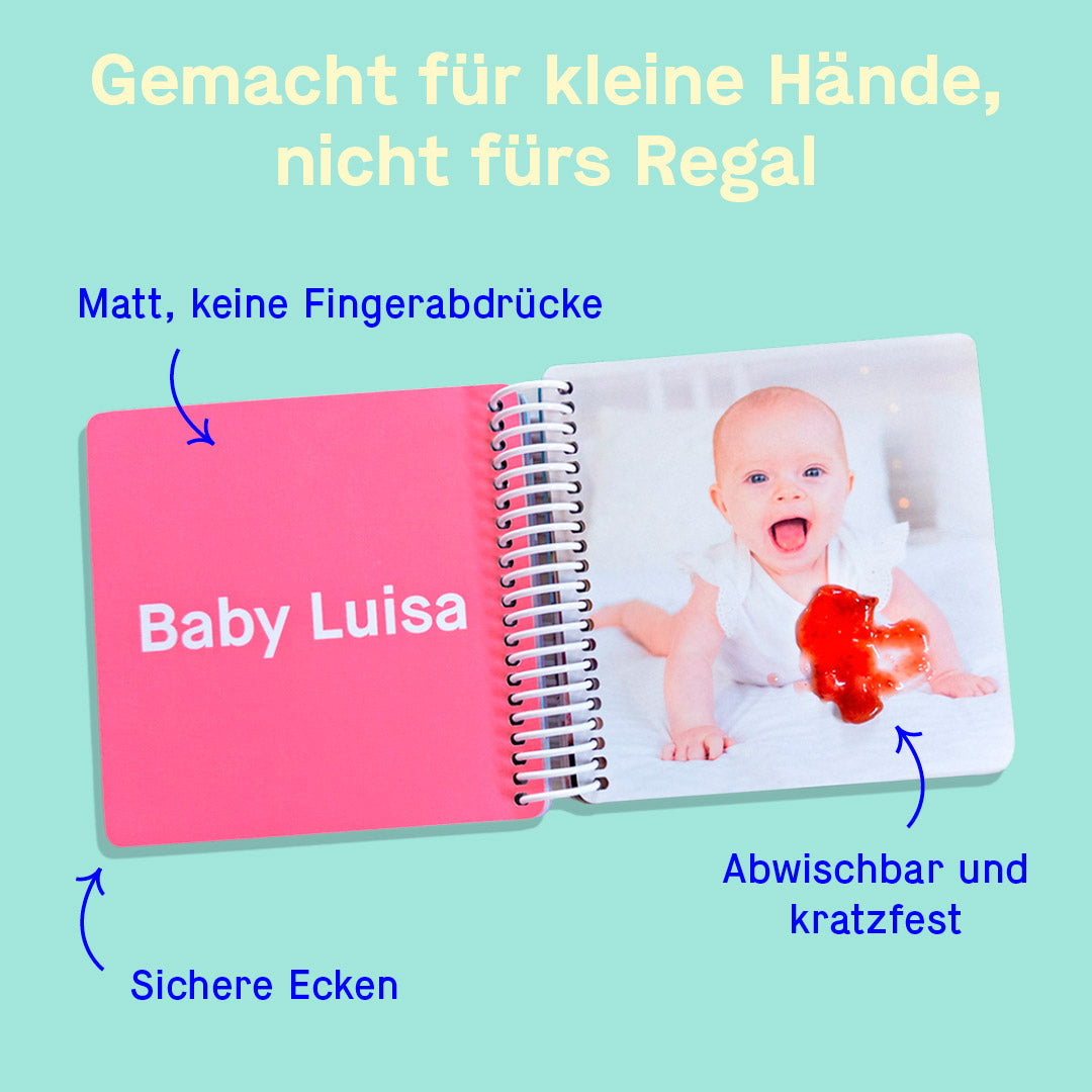 ICH-Buch Fotobuch aufgeklappt: matte Oberfläche, sichere Ecken, abwischbare und kratzfeste Seiten für kleine Kinderhände — Kleine Prints