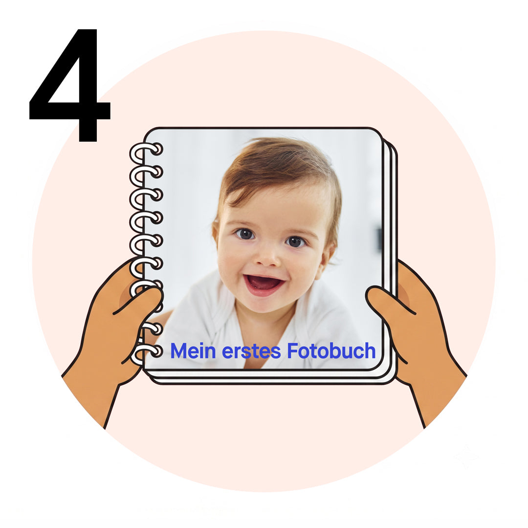 Personalisiertes Fotobuch für Kinder fertig gestaltet, gehalten von Kinderhänden, Kleine Prints