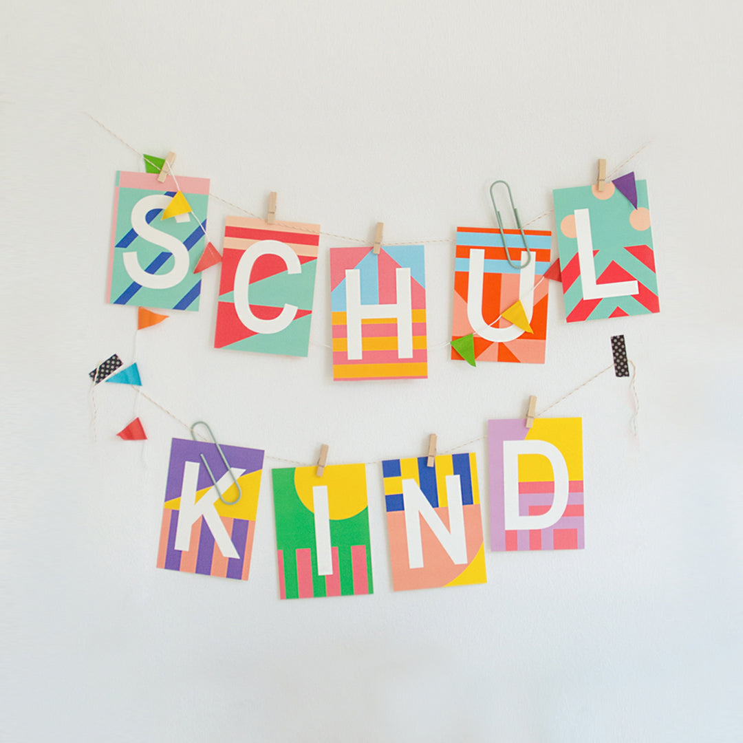 SCHULKIND Girlande aus bunten Postkarten zur Einschulung — Kleine Prints
