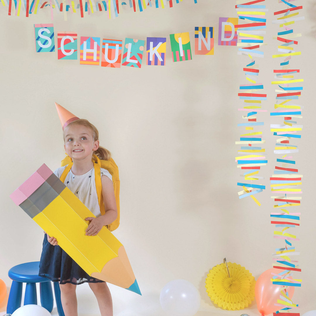 SCHULKIND Girlande aus bunten Postkarten als Deko zur Einschulung — Kleine Prints