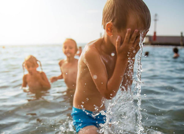 Schwimmen lernen: So machst Du es Deinem Kind leicht! — Kleine Prints