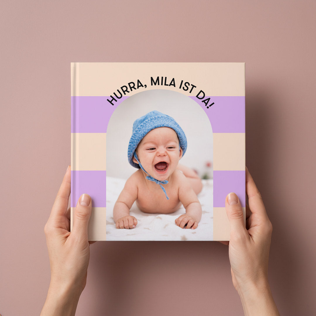 Hurra, dein Baby ist da – Baby Fotobuch mit Streifen von Kleine Prints