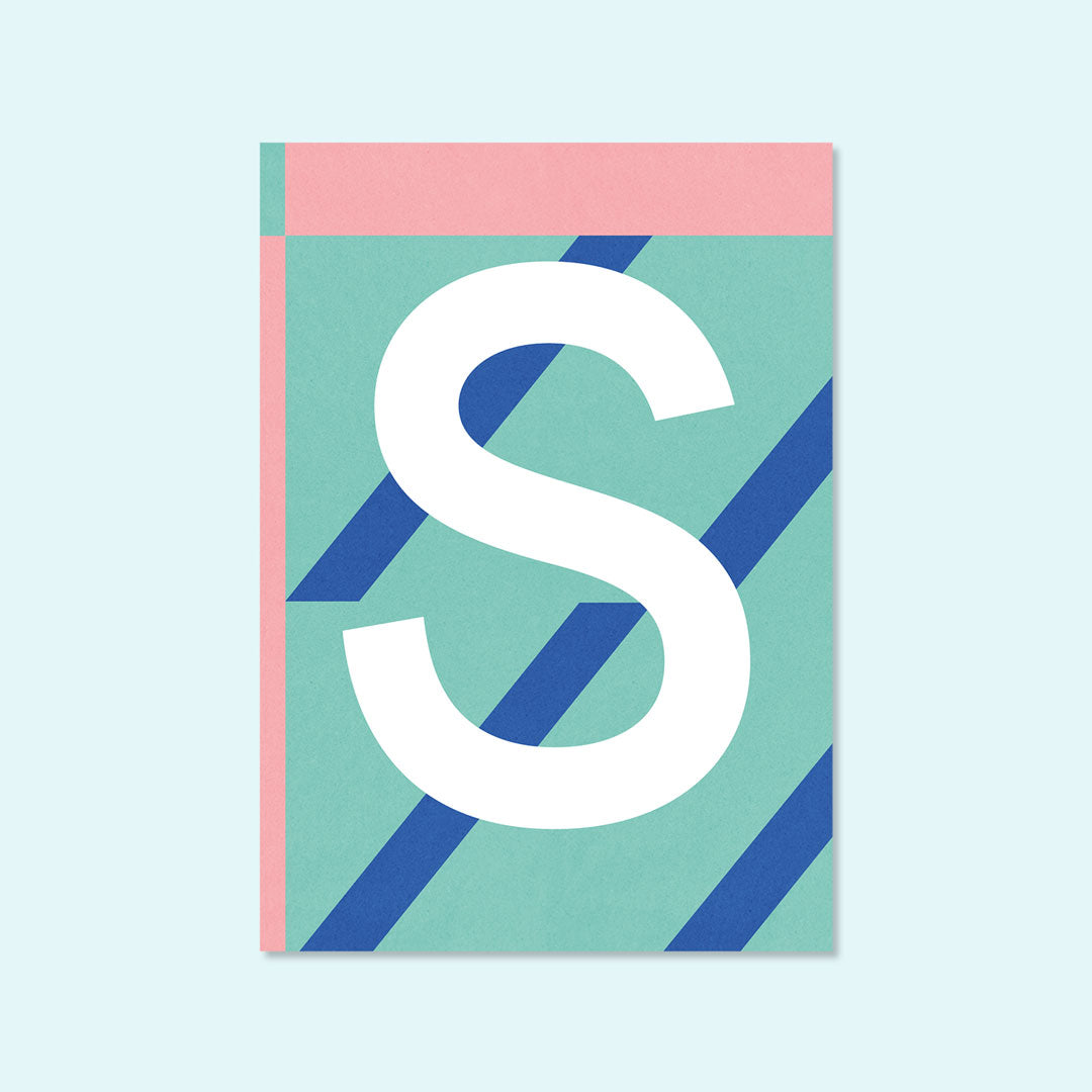 Bunte Buchstaben Postkarte "S" von Kleine Prints