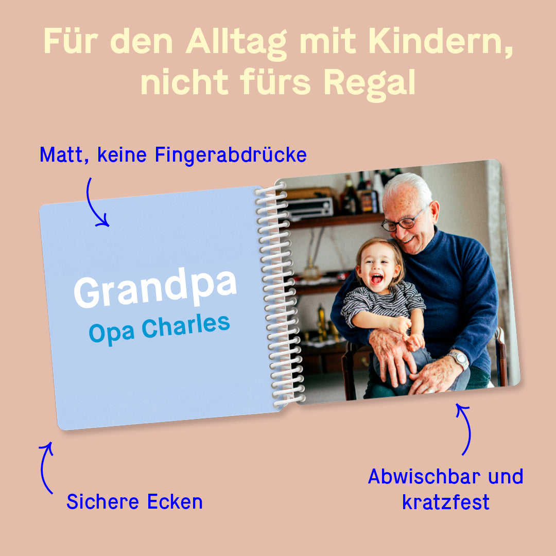 Personalisiertes Fotobuch mit zweisprachigem Text Grandpa / Opa Charles und Spiralbindung flach aufgeschlagen mit benannten Vorteilen