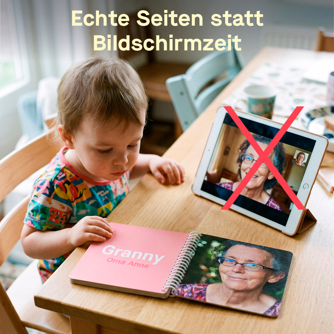 Kind vergleicht das Foto der Großmutter im Fotobuch mit ihrem Gesicht im Videocall auf dem Tablet