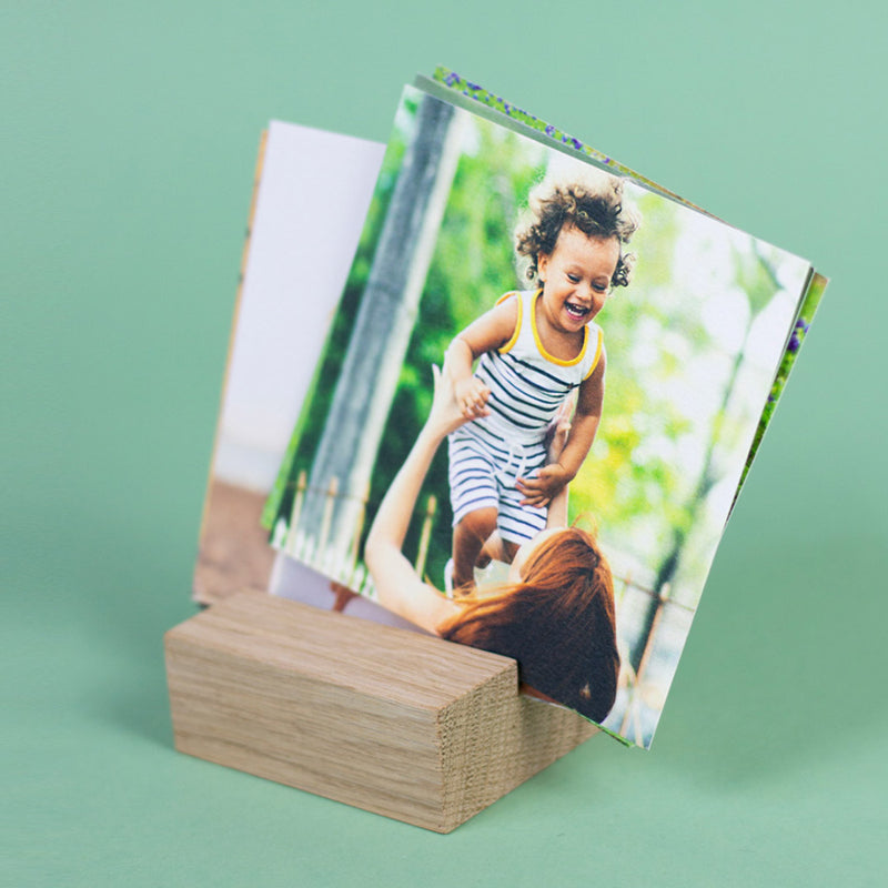 Holzhalter für Fotos oder Postkarten aus Eichenholz von Kleine Prints