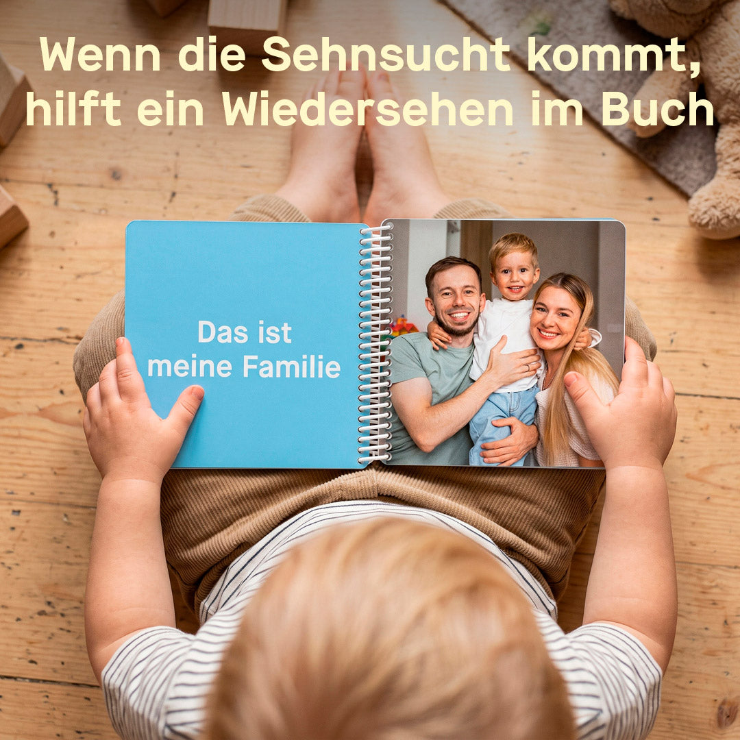 Kleinkind blättert im ICH-Buch und sieht die Familie: vertrauter Anker in der Kita, wenn die Sehnsucht nach zuhause kommt — Kleine Prints