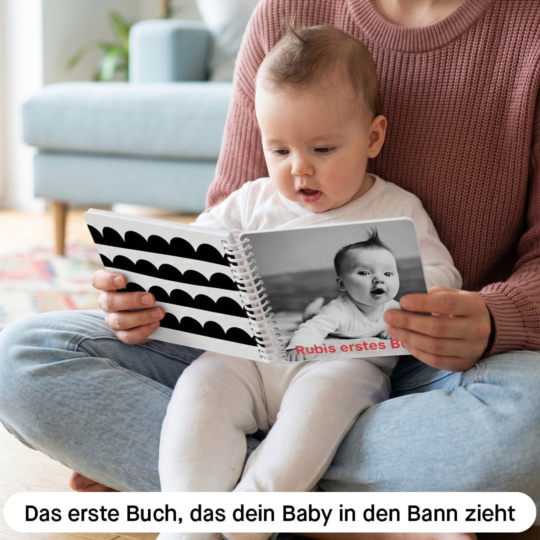 Personalisiertes Kontrastbuch für Babys, aufgeschlagen auf dem Schoß der Mutter mit eigenem Babyfoto und Schwarz-Weiß-Muster, Kleine Prints