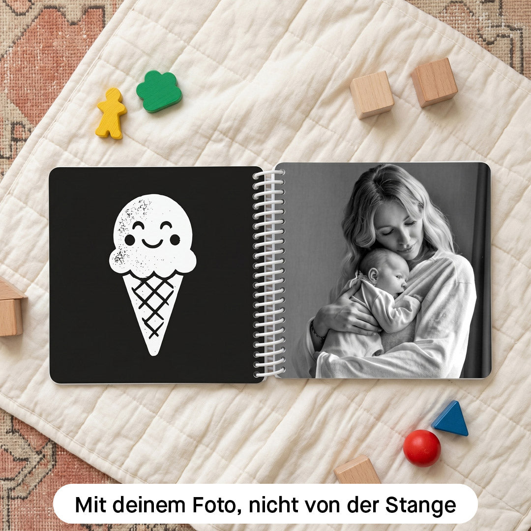 Personalisiertes Kontrastbuch mit eigenem Familienfoto neben einer Schwarz-Weiß-Illustration im Stempel-Look, Kleine Prints