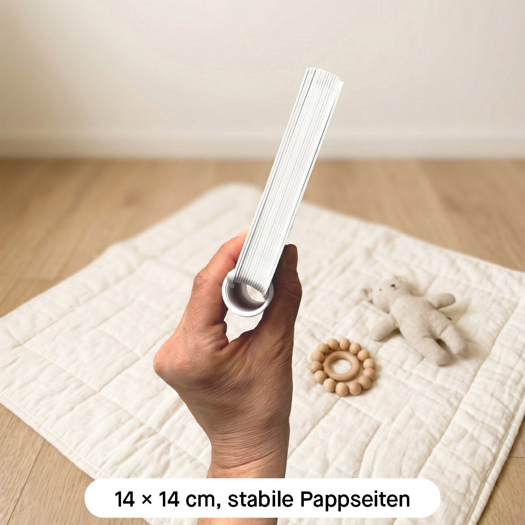 Hand hält das geschlossene Kontrastbuch am Rücken, sichtbar sind die stabilen Pappseiten und die Spiralbindung, Kleine Prints