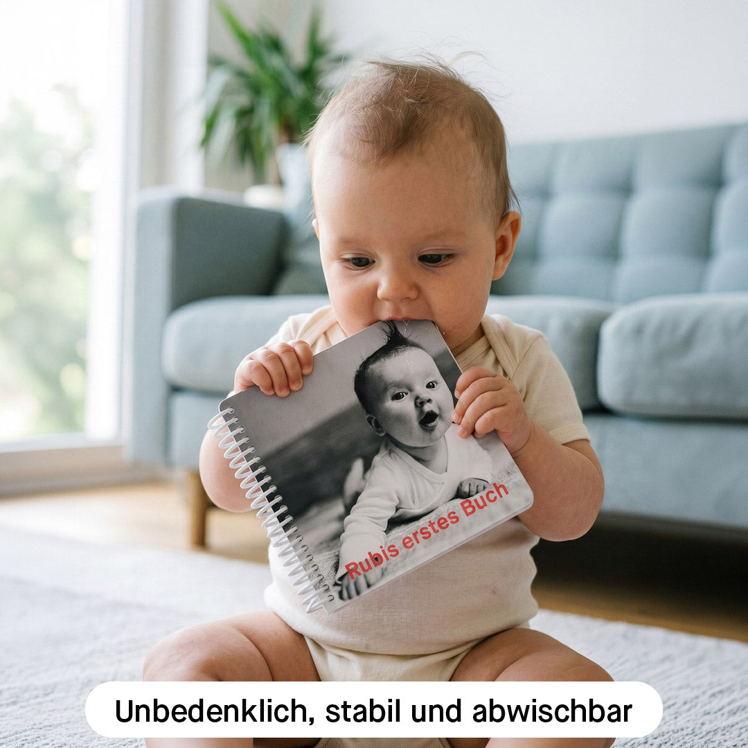 Baby hält das robuste Kontrastbuch in den Händen und nimmt es in den Mund, abwischbar und kratzfest, Kleine Prints