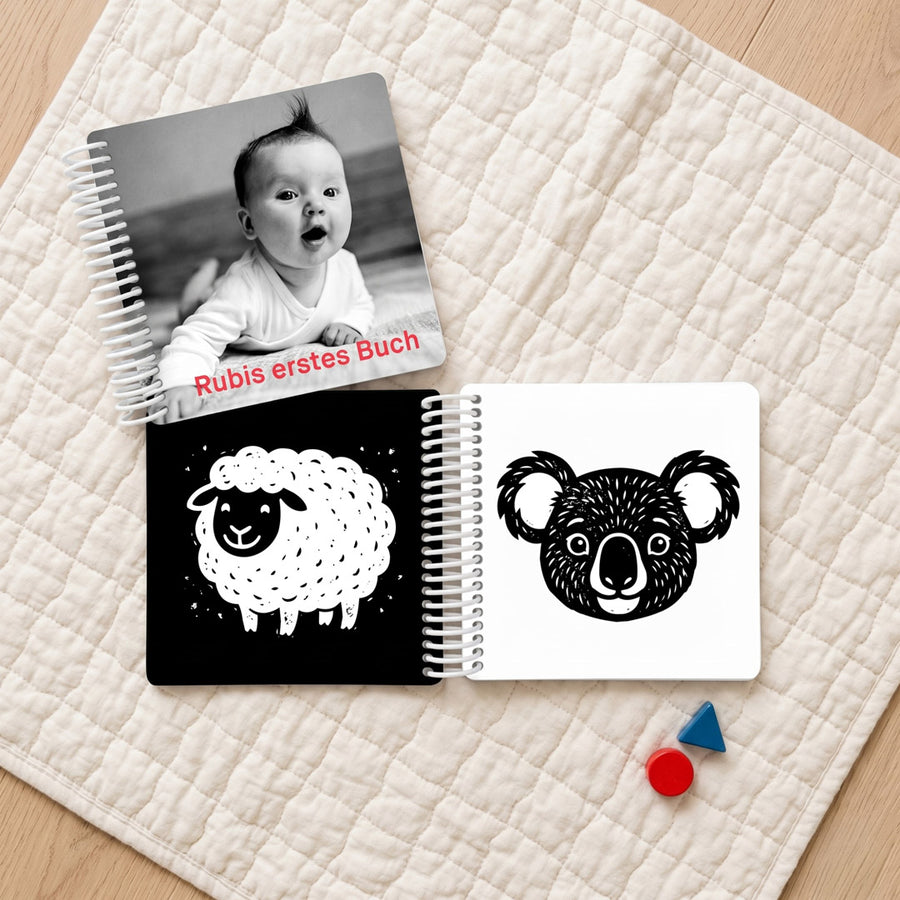 Personalisiertes Kontrastbuch für Babys mit eigenem Foto und kindlichen Schwarz-Weiß-Illustrationen im Stempel-Look, Kleine Prints